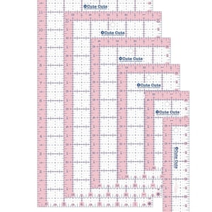 Puede incluir: Conjunto de cinco reglas de acolchado de color rosa y blanco con l&iacute;neas de cuadr&iacute;cula y medidas en pulgadas. Las reglas est&aacute;n etiquetadas como "Cute Cuts".