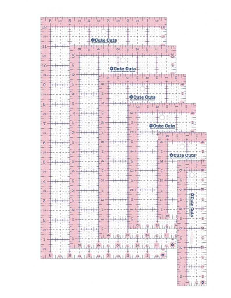 Puede incluir: Conjunto de cinco reglas de acolchado de color rosa y blanco con l&iacute;neas de cuadr&iacute;cula y medidas en pulgadas. Las reglas est&aacute;n etiquetadas como "Cute Cuts".