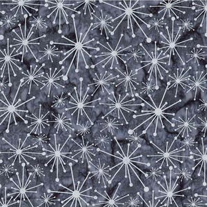 Peut inclure: Un tissu avec un motif répétitif de motifs d'éclats d'étoiles blancs sur un fond gris foncé marbré. Les éclats d'étoiles varient en taille et sont répartis uniformément, créant une esthétique texturée et céleste.