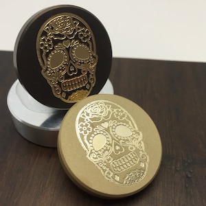 Marcador de pelota de golf/moneda de preocupación/protector de cartas de póker - Calavera de azúcar grabada en CNC - Fabricado en latón macizo