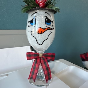 Il bicchiere da vino fatto a mano illumina il pupazzo di neve/solo decorazione