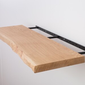 Handgefertigtes Live Edge Floating Shelf: Eiche oder Esche, Schwerlasthalterung