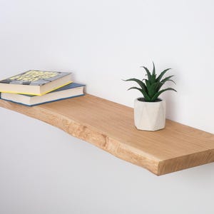 Estante flotante de roble blanco: madera maciza rústica con soporte oculto.