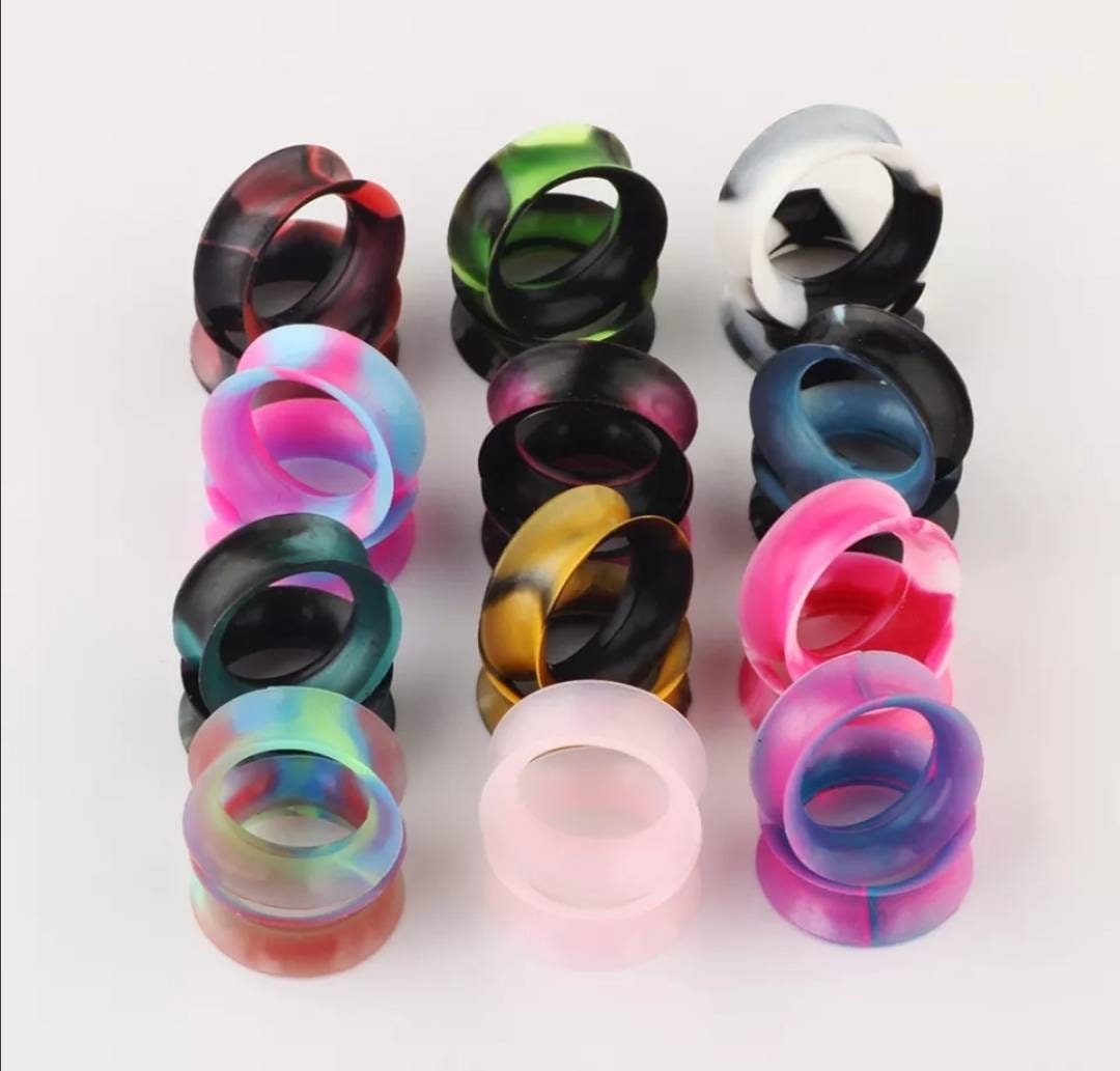 Qmcandy Pair/2 Pairs Black Thin Silicone Flexible Ear Skin Hollow Tunnels Plugs Earlets Piercing 8g-1 
