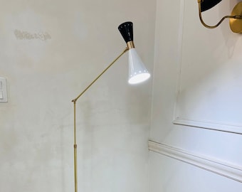 Ręcznie robiona mosiężna, regulowana lampa podłogowa w stylu Mid Century Modern Stilnovo