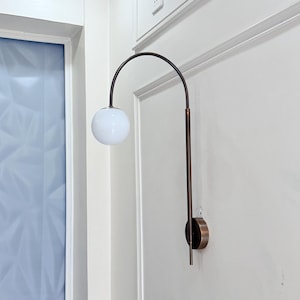 Applique da parete in ottone fatta a mano / Lampada a globo regolabile in stile moderno di metà secolo
