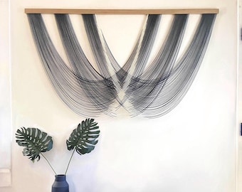 Großer schwarz-weißer Wollfaser-Wandbehang - Boho Wandteppich
