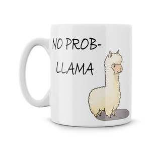 以下が含まれることがあります： 「NO PROB-LLAMA」の黒い文字が入った白いセラミックマグ。マグの右側には、漫画のラマのイラストがあります。ラマは白で、薄茶色の顔をしており、灰色の楕円の上に立っています。