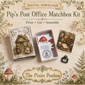 Op de afbeelding: Een digitale downloadkit genaamd Pip's Post Office Matchbox Kit, met een luciferdoosje met een huisje-illustratie, een klein open doosje met papieren uitsnedes van paddenstoelen en enveloppen, een vierkante print en een miniatuur inktpotje.