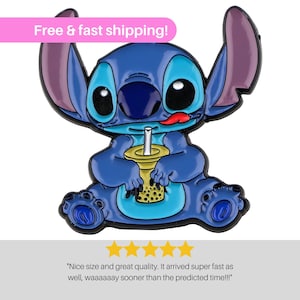 Peut inclure: Un personnage de dessin animé bleu et violet avec un grand sourire, tenant une tasse jaune et brune avec une paille. Le personnage a de grands yeux et une longue langue qui sort. Le personnage est assis, les jambes croisées. L'arrière-plan est blanc.