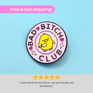 Spilla meme smaltata Bad Bitch Club - Divertente anatra gialla con coltello - Accessorio eccentrico dei cartoni animati