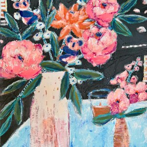 Op de afbeelding: Abstract schilderij van een bloemstuk in een vaas, met een kleinere vaas rechts. De bloemen zijn roze en oranje, met groene bladeren en blauwe accenten, tegen een zwarte achtergrond en een lichtblauw tafelkleed.