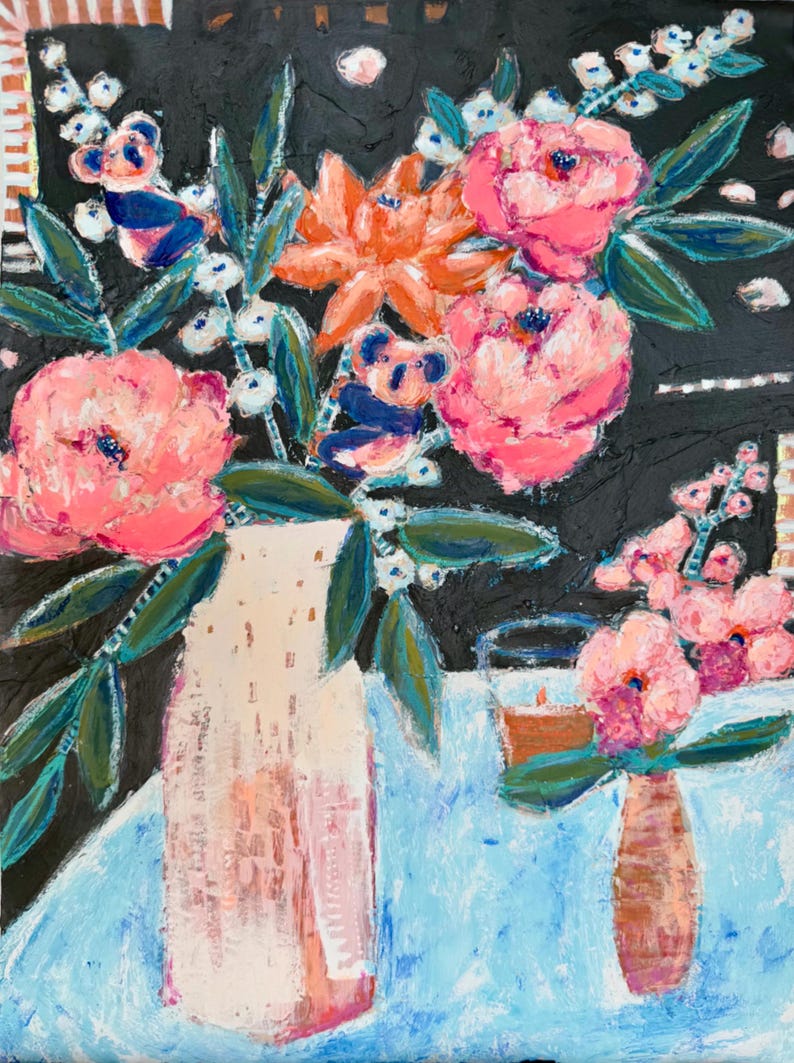 Op de afbeelding: Abstract schilderij van een bloemstuk in een vaas, met een kleinere vaas rechts. De bloemen zijn roze en oranje, met groene bladeren en blauwe accenten, tegen een zwarte achtergrond en een lichtblauw tafelkleed.