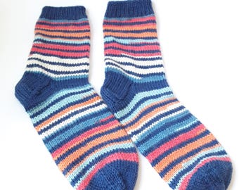 Calcetines de lana tejidos a mano: calcetines coloridos y acogedores para el invierno.