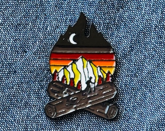 Retro Mountain Campfire Enamel Pin – Hiking, Camping, and Adventure-Inspired Outdoor Accessory