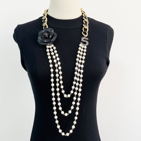 Colliers de perles longues pour femmes Collier en couches de faux brin de perle blanche avec fleur de style vintage