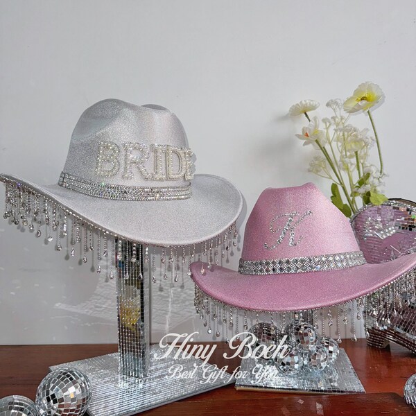 Chapeaux de cowboy avec nom personnalisé pour rodéo avec pompons en strass, accessoires d'enterrement de vie de jeune fille, chapeaux de cow-girl, décoration de douche nuptiale, cadeau de future mariée