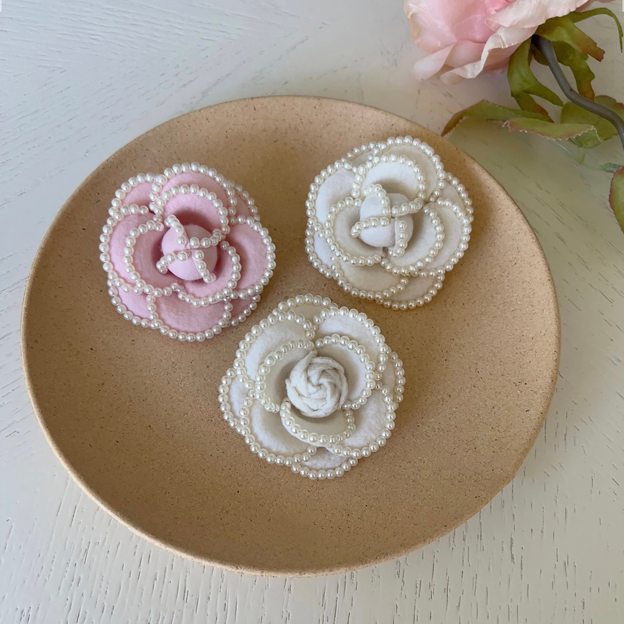 Handmade Fabric Camellia Flower Brooch for Women Elegant Lapel Pin Corsage  Korean Fashion Clothing Jewelry Accessories - AliExpress