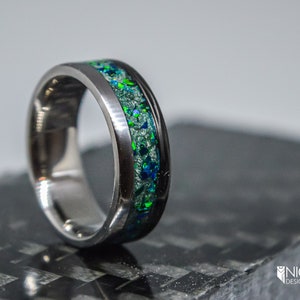 El anillo Vanquish de titanio y fibra de carbono