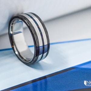 El anillo Infinity de titanio y fibra de carbono