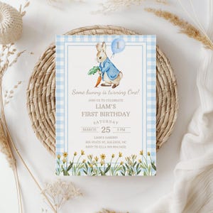 Invito per il primo compleanno di Peter Rabbit Invito per il primo compleanno di Blue Rabbit Boy Un coniglietto compie un anno Idee per il tema della fattoria modificabili per qualsiasi età 0104