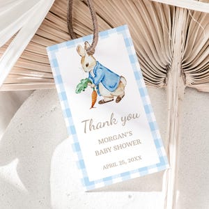 Etichetta per bomboniere per neonato Peter Rabbit Un piccolo coniglietto è in arrivo Etichetta regalo per neonato Modello di etichetta di ringraziamento modificabile a quadretti blu 0104