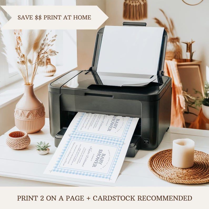 Op de afbeelding: Een zwart-witte printer met een vel papier dat eruit komt. Het papier heeft een blauw-wit geruit patroon en de tekst "Baby Shower" erop gedrukt. De tekst "Save $$ Print at Home" staat in de linkerbovenhoek van de afbeelding. De tekst "Print 2 on a page + Cardstock Recommended" staat onderaan de afbeelding.