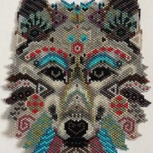 Pode incluir: Uma cabeça de lobo feita com contas com padrões intrincados em tons de cinza, azul, vermelho e verde. Os olhos do lobo são pretos e o nariz é castanho.