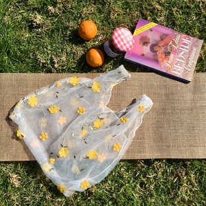 Bolsa de organza bordada con margaritas