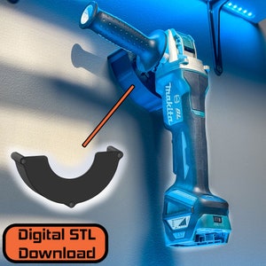 Puede incluir: Un soporte de pared impreso en 3D para una amoladora angular Makita azul y negra. El soporte es negro y tiene una forma curva. El texto "Descarga STL digital" es visible en la parte inferior de la imagen.