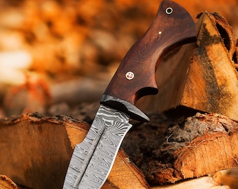Handmade Damascus Hunting Knife: Walnut Wood Handle, Leather Sheath