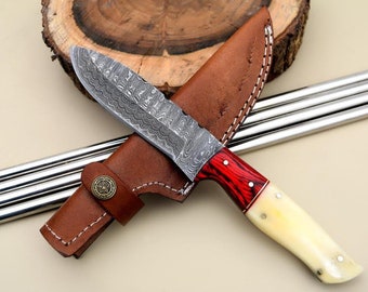 Coltello da campeggio fatto a mano in Damasco, coltello da caccia e da scuoiatura Tanto Bushcraft con manico in legno di Paka e osso di cammello + fodero in pelle, regalo per lo sposo