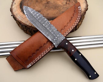 Coltello da caccia e da campeggio fatto a mano in Damasco - Tanto Bushcraft Skinner con manico in noce e fodero in pelle / Regalo per esterni per lui e per gli sposi
