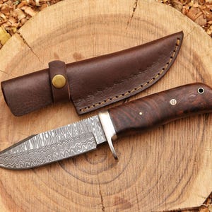 Handmade Damascus Steel Hunting Knife: Exotic Rosewood Handle, Leather Sheath