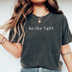 Komfortfarbe Christian Shirt Christian T-Shirts sein das leichte Shirt Mathew 5:14 Jesus Glaube basiert Shirt Damen Inspirational Shirt