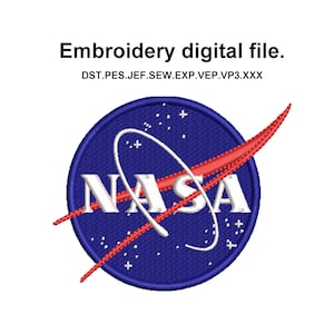 Puede incluir: Parche bordado con el logotipo de la NASA. El logotipo es un círculo blanco con una línea curva roja y la palabra "NASA" en letras blancas. El círculo está sobre un fondo azul con estrellas blancas.