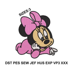 Pode incluir: Um desenho bordado de um desenho animado de bebê Minnie Mouse vestindo um vestido rosa e um laço rosa. O desenho inclui o texto "SIZES: 3".