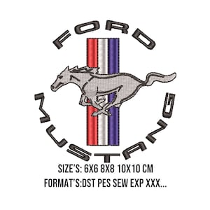 Puede incluir: Un logotipo de Ford Mustang en blanco y negro con una franja roja, blanca y azul en el centro. El logotipo está rodeado de las palabras "Ford Mustang". El texto debajo del logotipo dice "SIZE'S: 6X6 8X8 10X10 CM FORMAT'S:DST PES SEW EXP XXX..."
