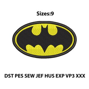 Puede incluir: Un parche bordado con el logotipo de Batman. El diseño presenta un símbolo de murciélago negro sobre un fondo amarillo, encerrado en un borde ovalado amarillo. El texto "Sizes:9" está encima del logotipo. Debajo, las letras "DST PES SEW JEF HUS EXP VP3 XXX".