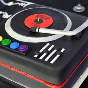 Tarta de cumpleaños con fondant y temática de música de DJ
