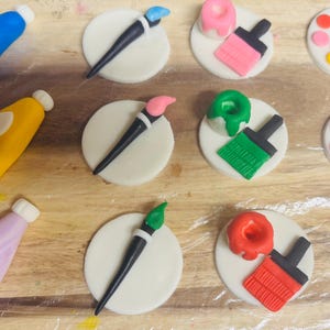 Adornos de fondant para cupcakes con temática de pintura