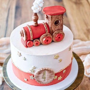 Torta di compleanno ricoperta di fondente a tema treno