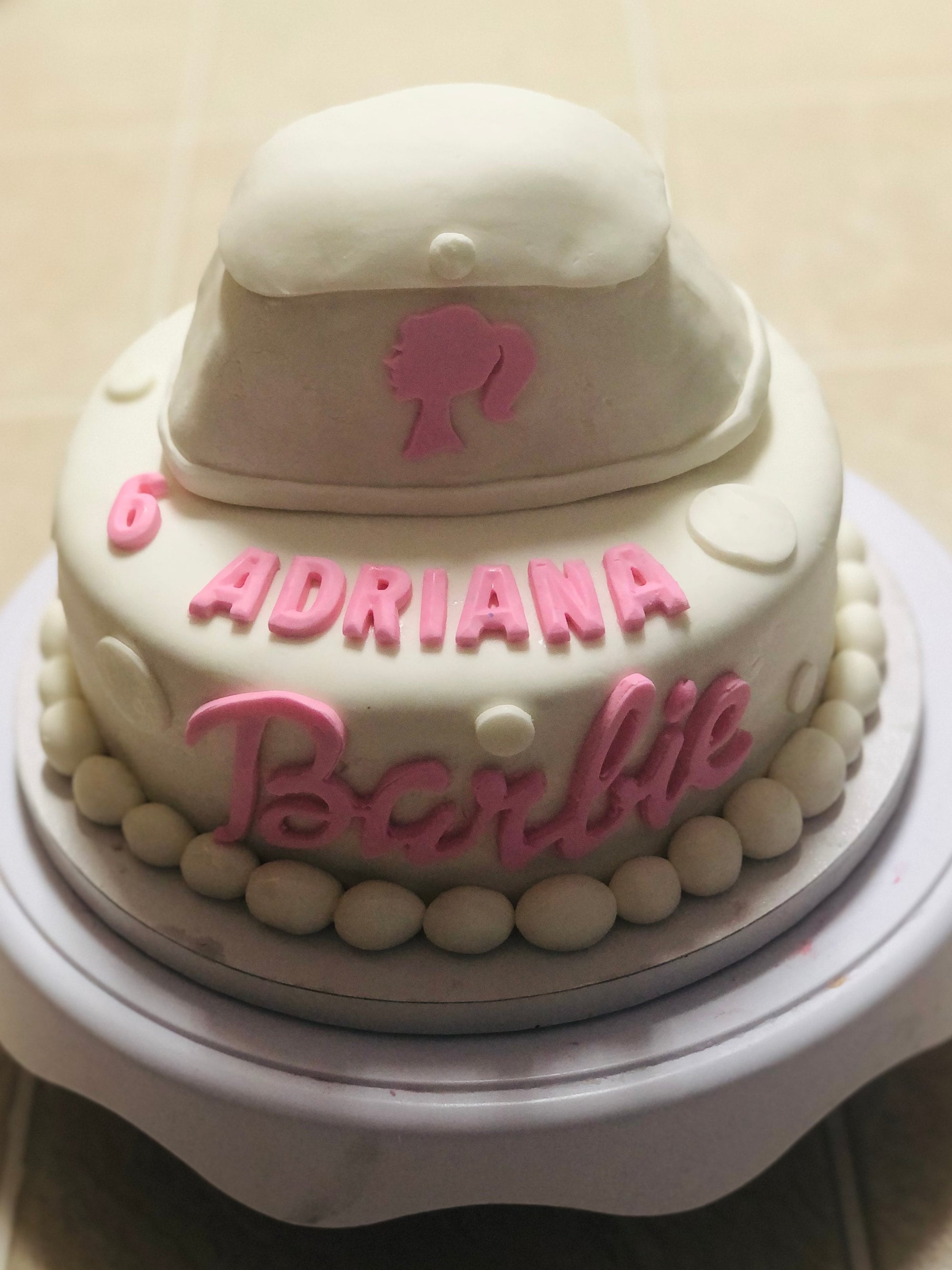 Gâteau d'anniversaire fondant sur le thème de Barbie -  France