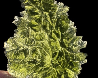 Moldavite Besednice Jezkovna - 14.93g- hedgehog museum grade - light green no damages. Self standing