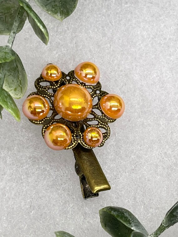 Orange Flower Hair Clip: Vintage Style Faux Pearl Alligator  display picture 2