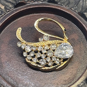Luxe’s clear Crystal Swan Brooch Rhinestone gold tone rhinestone gift scarf accessory please see measurements In pictures