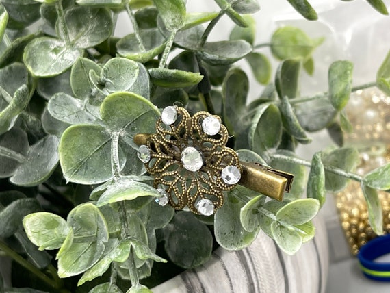 Vintage Style Crystal Flower Hair Clip: Bridal Rhinestone  display picture 1