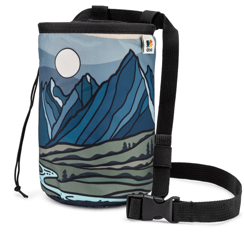 K&ouml;nnte beinhalten: Ein blauer und gr&uuml;ner Kletter-Chalkbag mit einer Bergszene und einem Vollmond. Der Beutel hat einen schwarzen verstellbaren Riemen mit einer Schnalle.