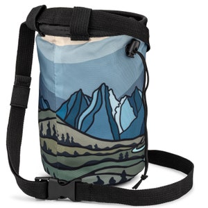 K&ouml;nnte beinhalten: Ein blauer und gr&uuml;ner Kletter-Chalkbag mit einem Berglandschaftsdesign. Der Beutel hat einen schwarzen Kordelverschluss und einen schwarzen verstellbaren Riemen.