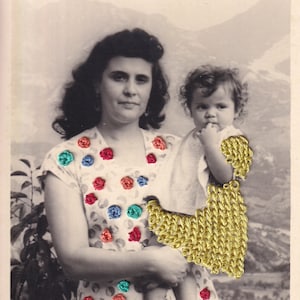 In braccio. Fotografia originale antica ricamata in seta.